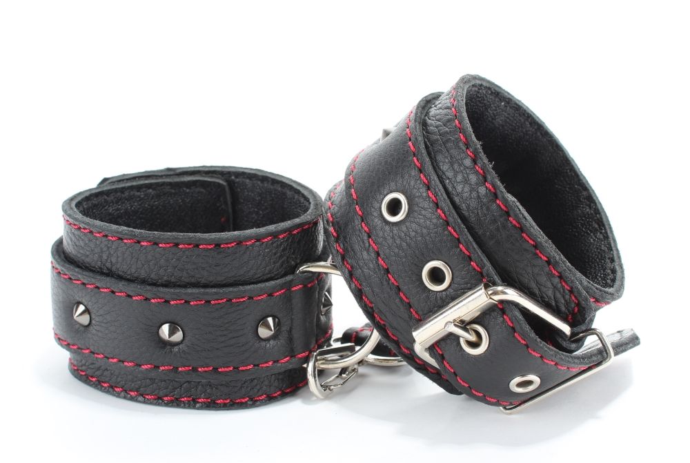 Черные наручники из натуральной кожи с контрастной строчкой 2