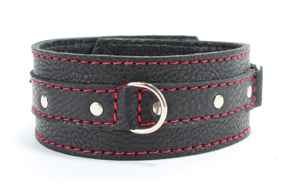 Черный ошейник из натуральной кожи с красной строчкой и кольцом 1
