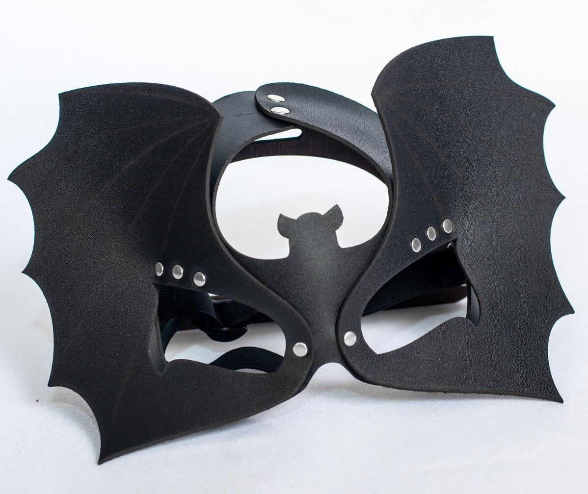 Черная кожаная маска на глаза "Летучая мышь" 1