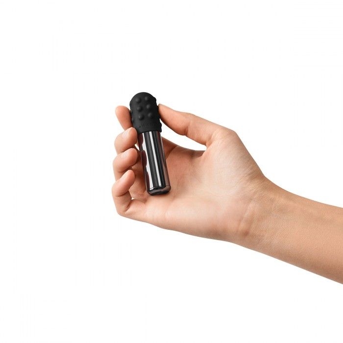 Черная вибропулька Le Wand Bullet с 2 нежными насадками 2