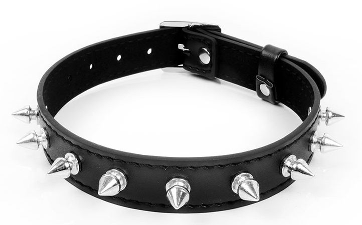 Черный ошейник с серебристыми шипами 1