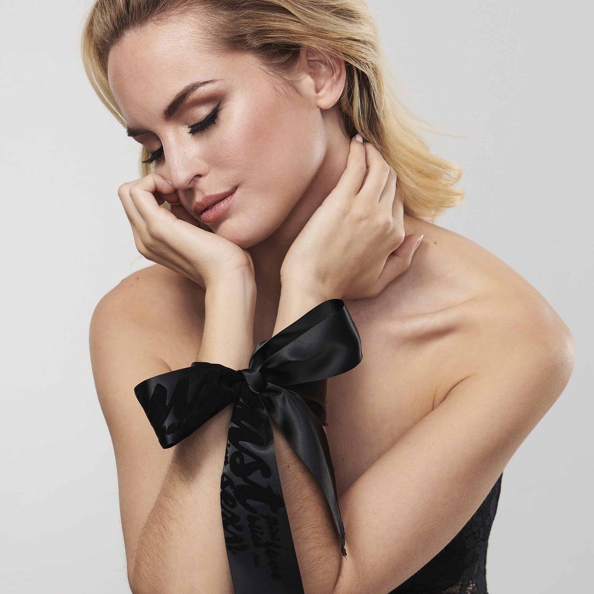 Черные ленты для связывания SILKY SENSUAL HANDCUFFS 1