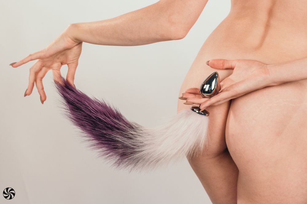 Серебристая анальная пробка с фиолетовым хвостом Galaxy 4