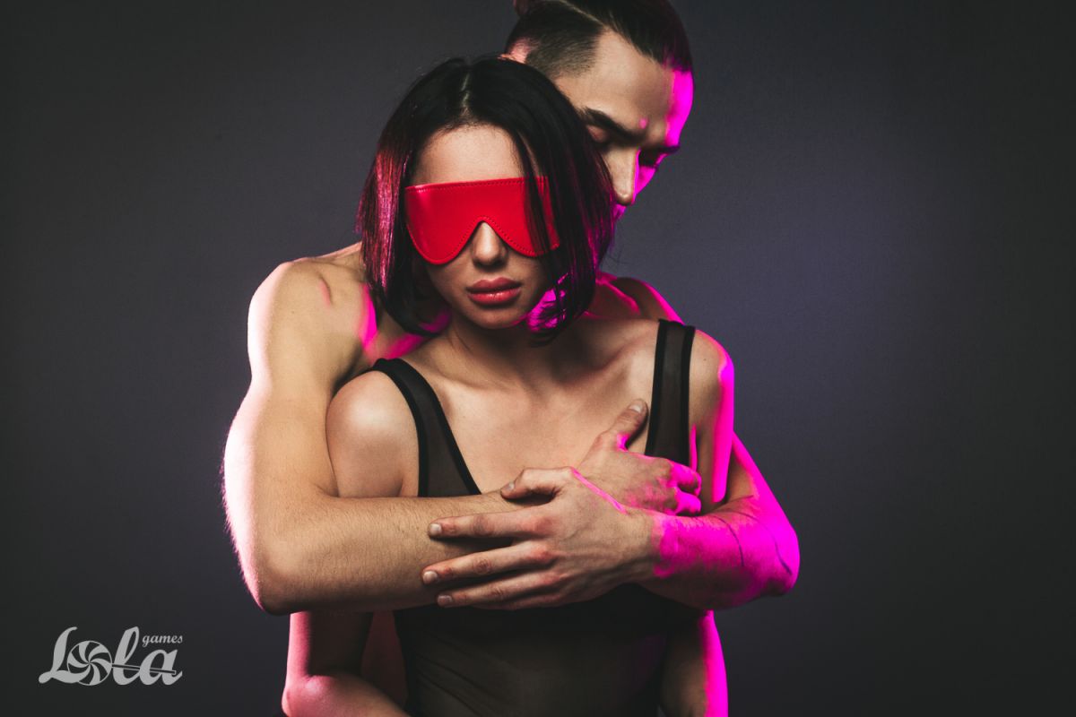 Красная маска Shy 6