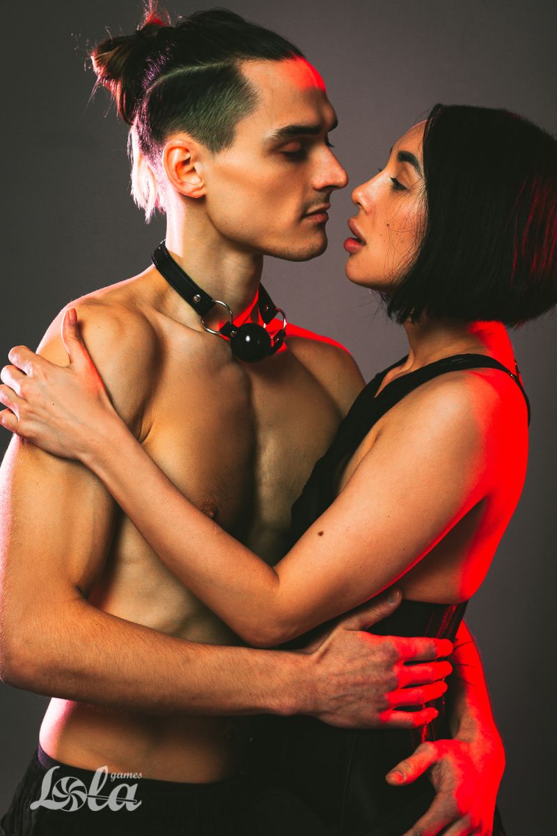 Черный гладкий кляп-шарик Crave 6