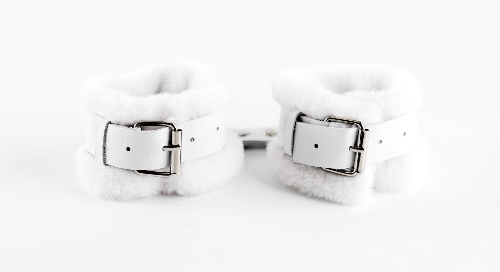 Белые оковы из натуральной кожи с нежным мехом 2