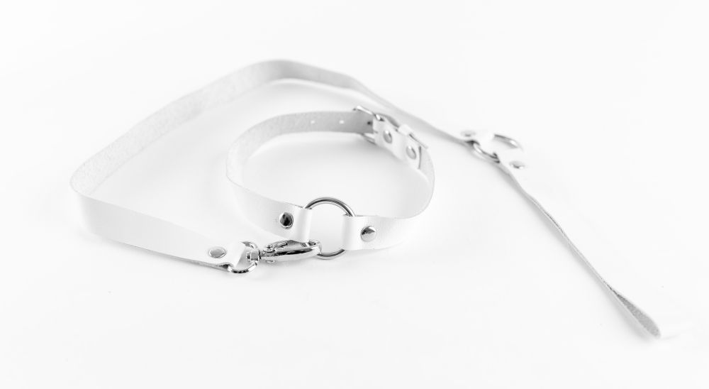 Белый чокер из натуральной кожи с поводком 2