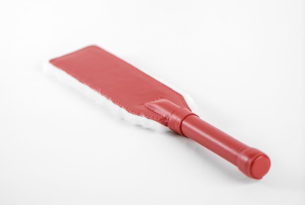 Красно-белая двустороння шлепалка из натуральной кожи и меха - 35 см. 3