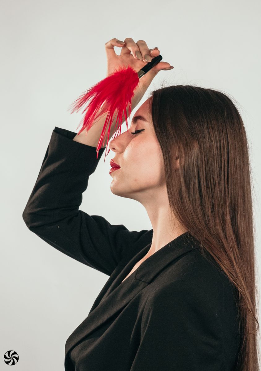 Красный перьевой тиклер Plume - 23 см. 4