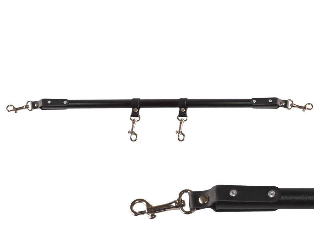 Черная металлическая распорка с кожаными ремешками и карабинами - 50 см. 2