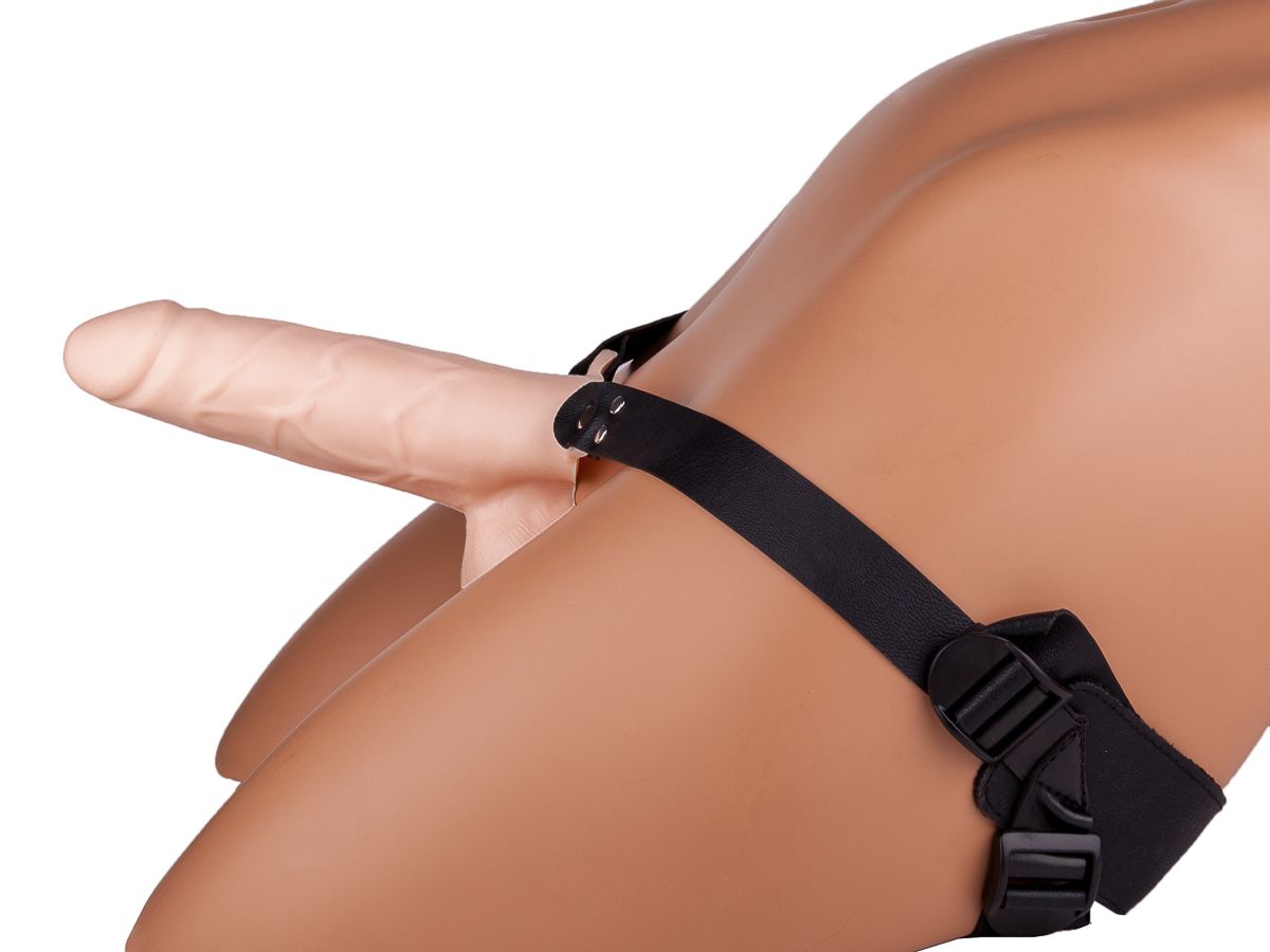 Реалистичный фаллопротез на ремешках с заклепками - 18 см. 7