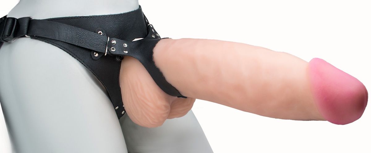 Телесный реалистичный фаллоимитатор на черных трусиках Real Big Strap-On - 34,5 см. 1