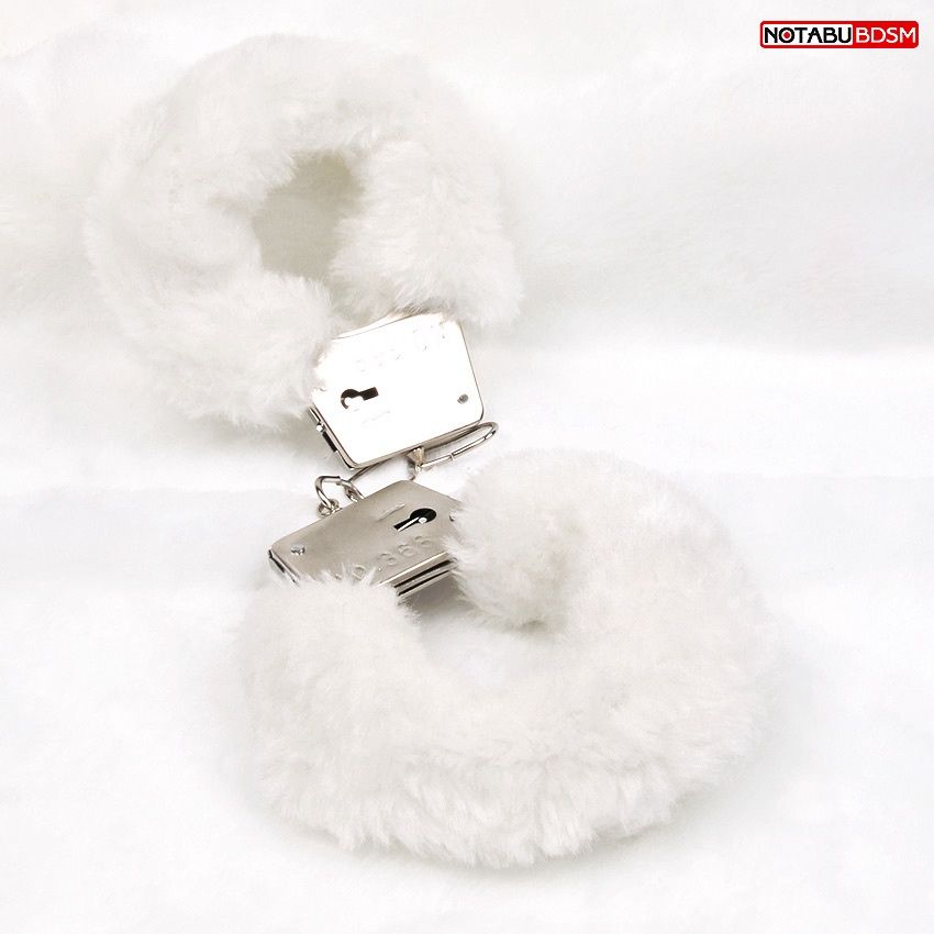 Белые меховые наручники на сцепке с ключиками 3