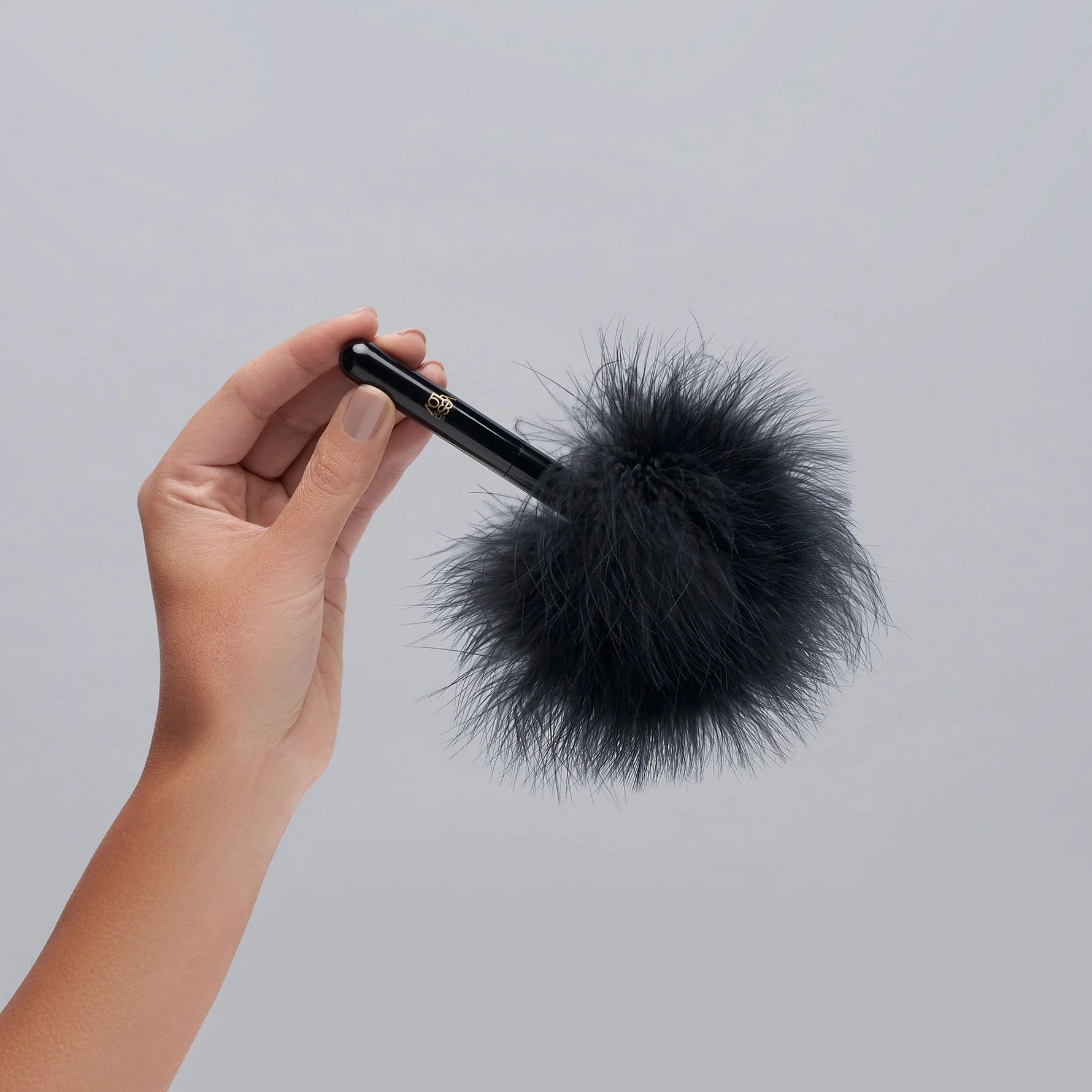 Черная перьевая кисточка с гладкой ручкой Caressing Feather 2