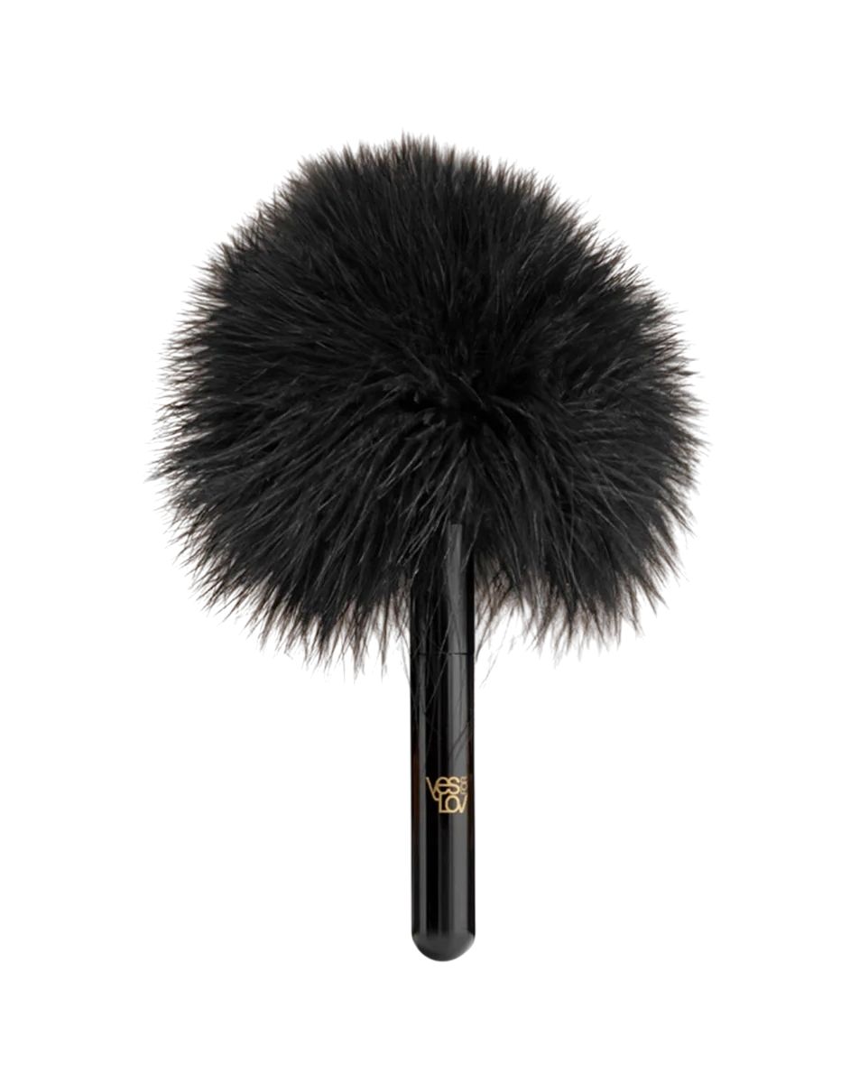 Черная перьевая кисточка с гладкой ручкой Caressing Feather