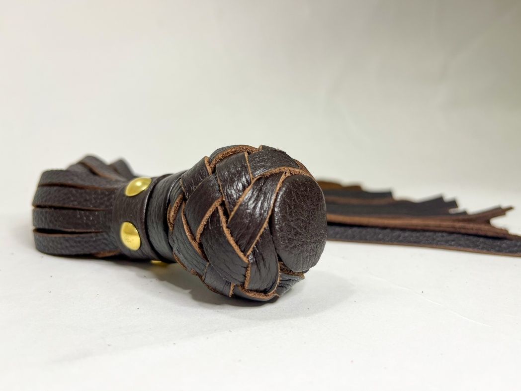 Коричневая генитальная кожаная плеть - 30 см. 2