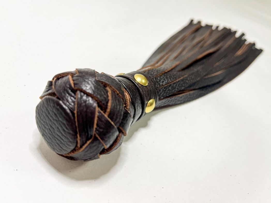 Коричневая генитальная кожаная плеть - 30 см. 3