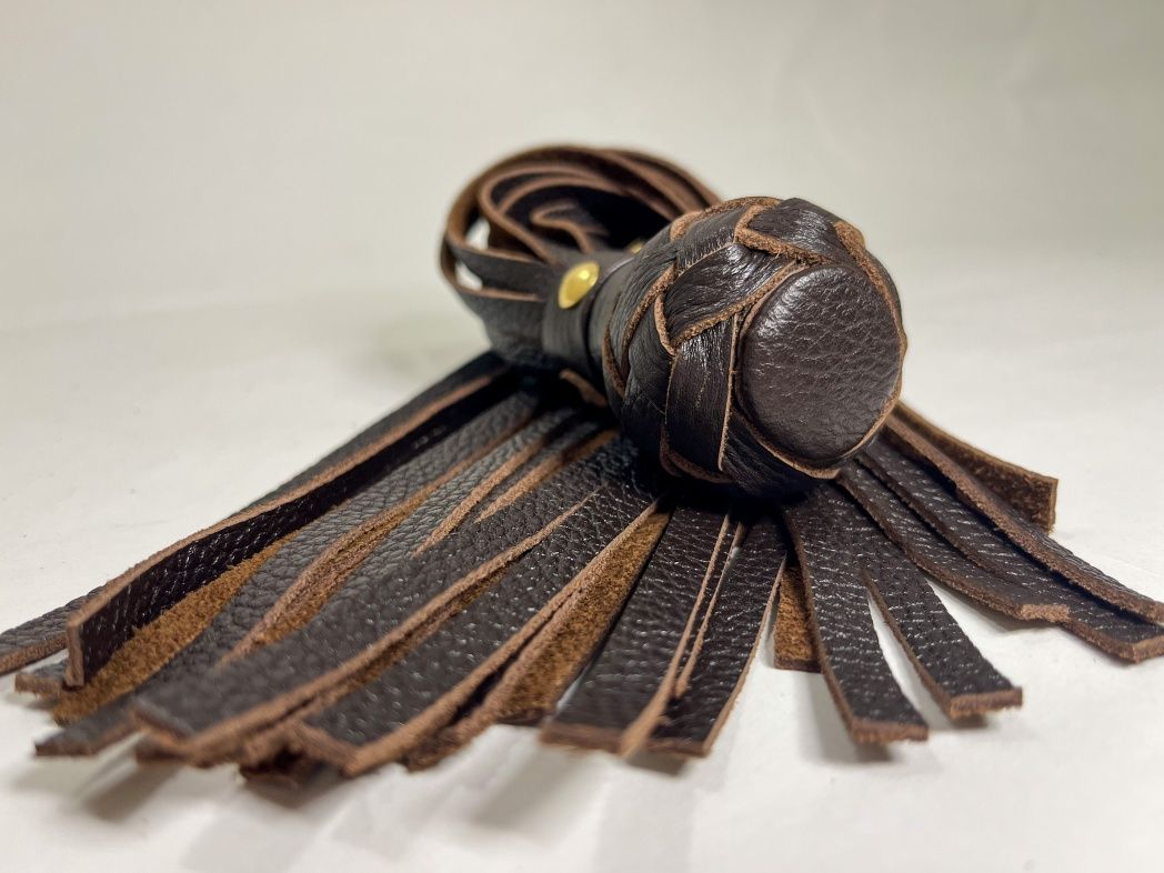 Коричневая генитальная кожаная плеть - 30 см. 4