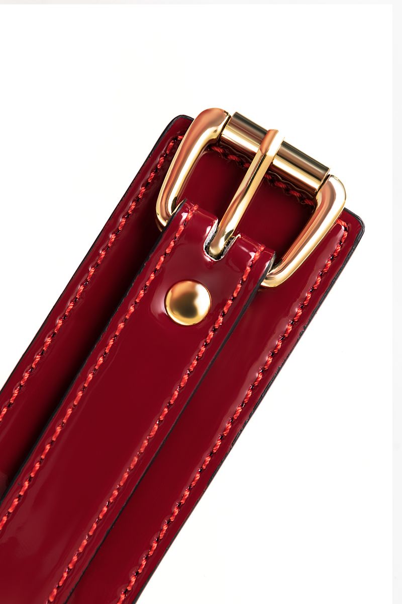 Красный ошейник из лакированного материала 9