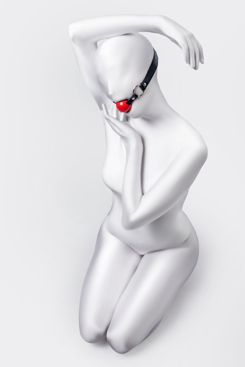 Красный кляп-шар на черных ремешках Anonymo 3