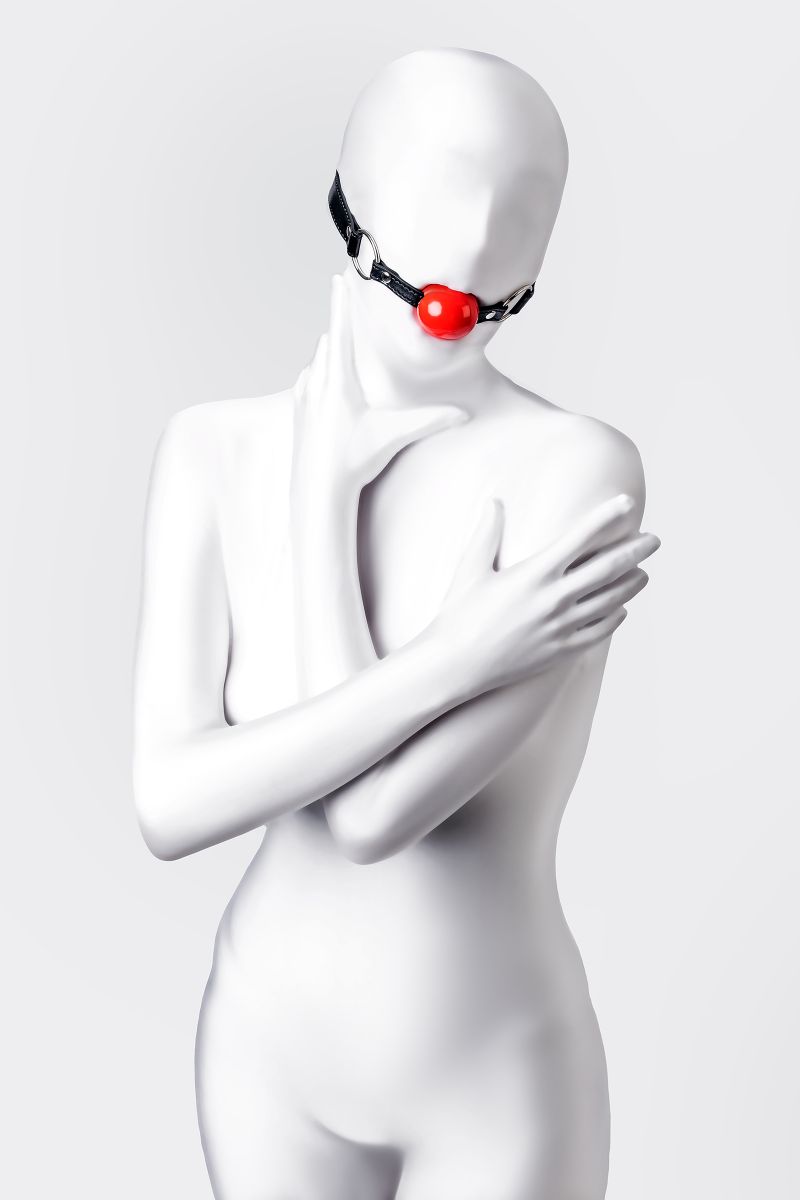 Красный кляп-шар на черных ремешках Anonymo 4