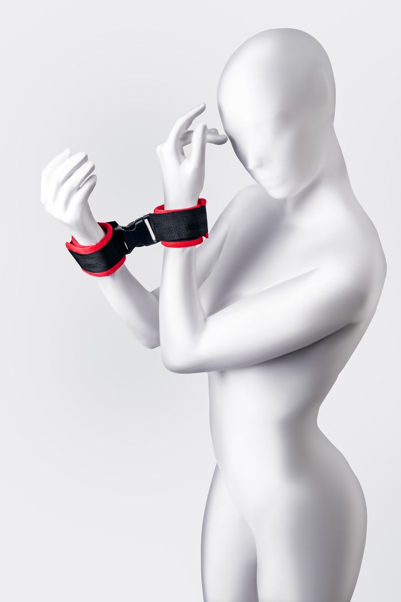 Красно-черные велюровые наручники Anonymo 3