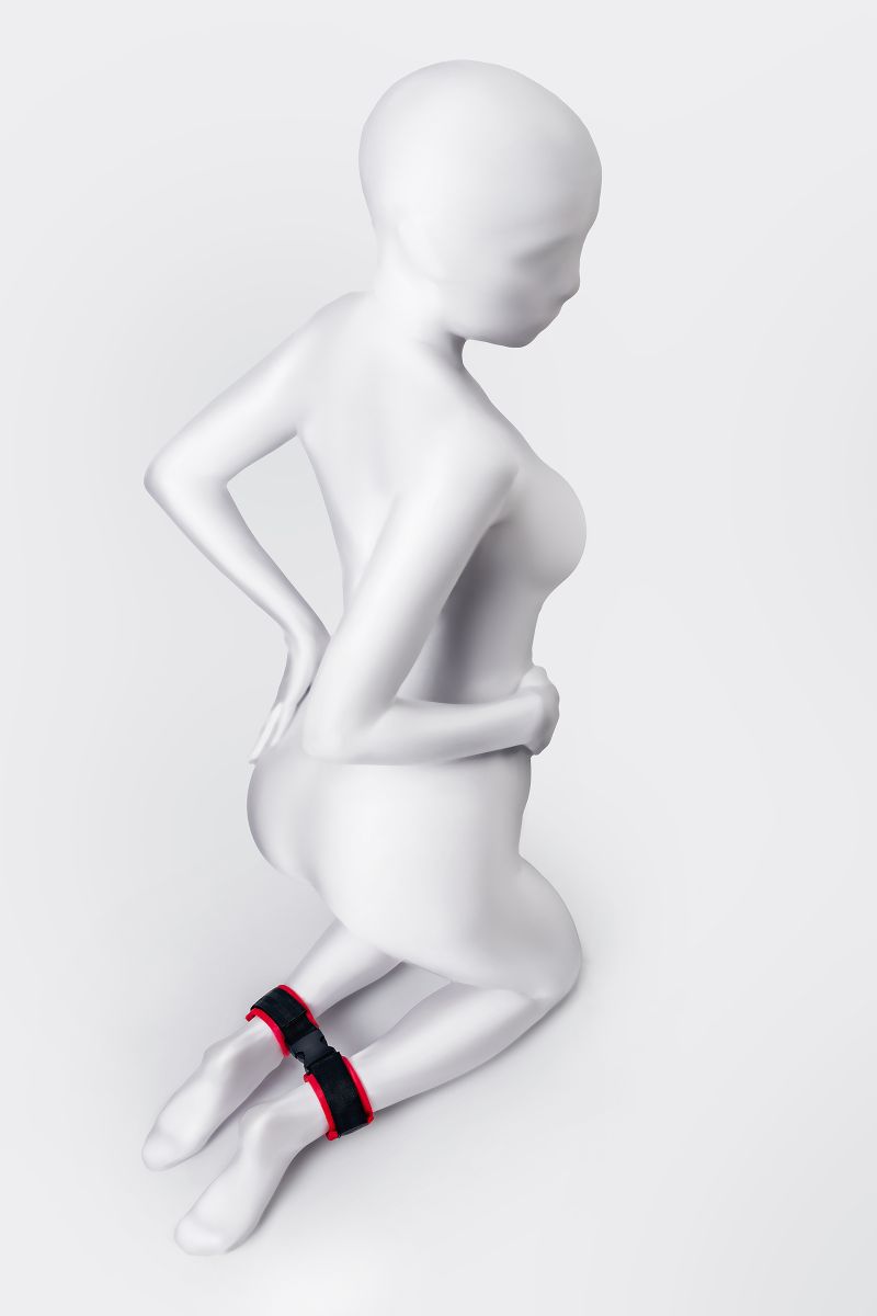 Красно-черные велюровые оковы Anonymo 3