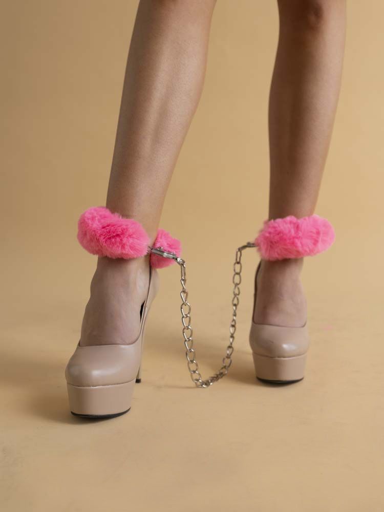 Металлические оковы с розовым мехом 3