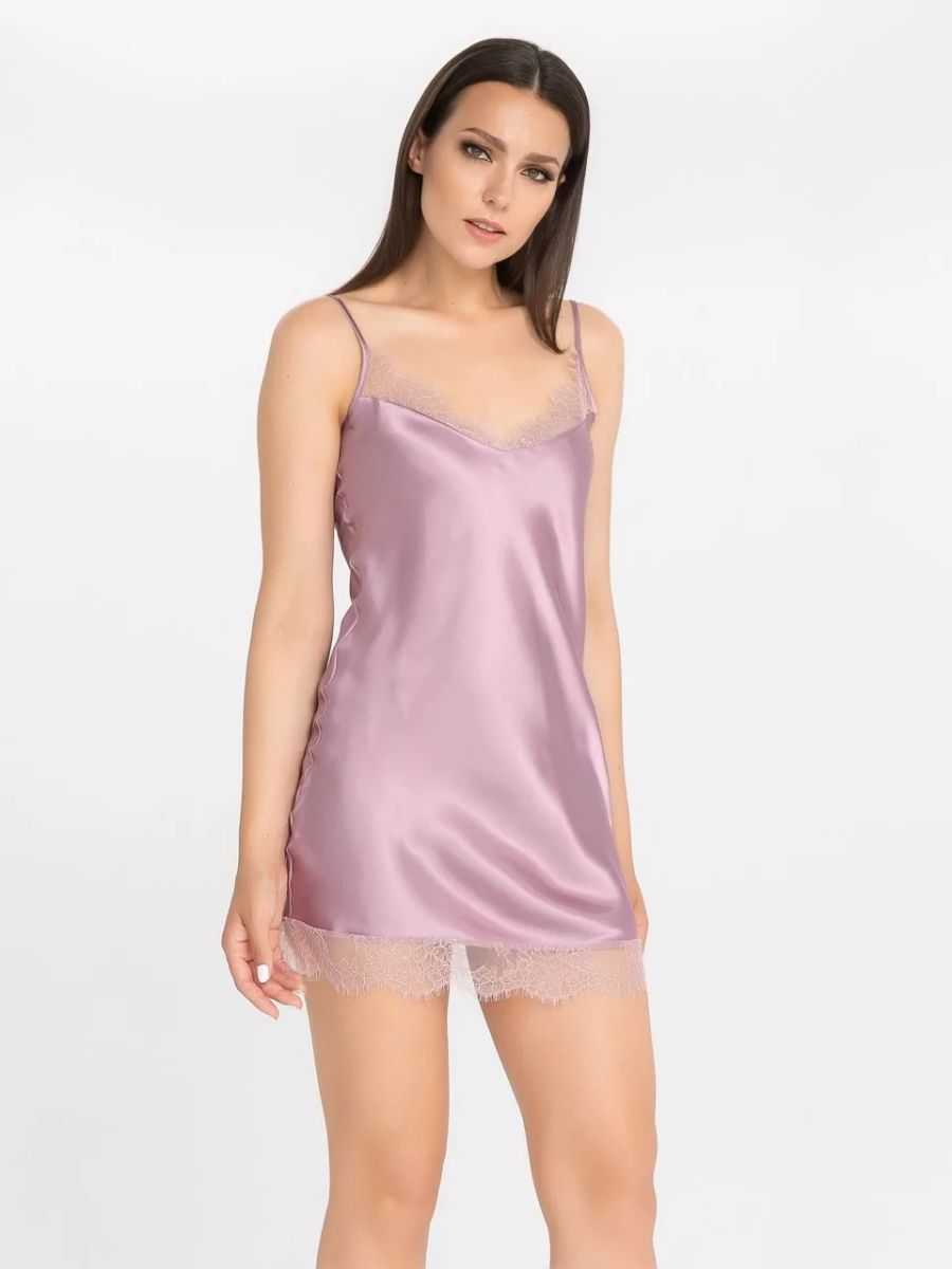 Короткая сорочка на узких бретелях из искусственного шелка 10