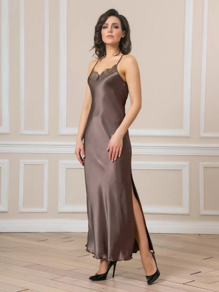 Длинная сорочка на узких бретелях с разрезом по ножке 2