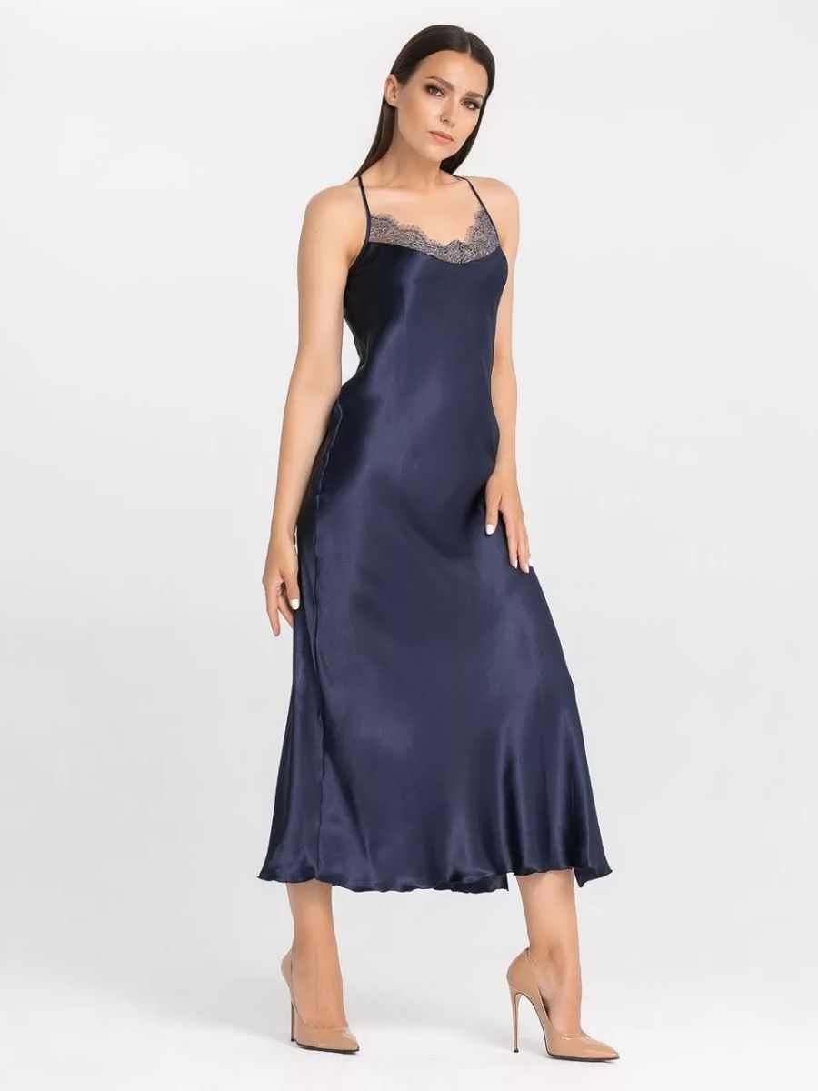 Длинная сорочка на узких бретелях с разрезом по ножке 9