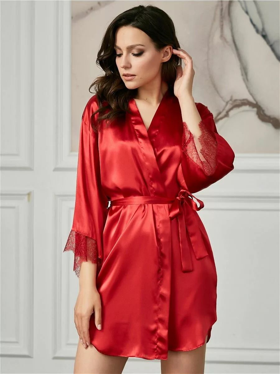 Короткий пеньюар с кружевной отделкой 1