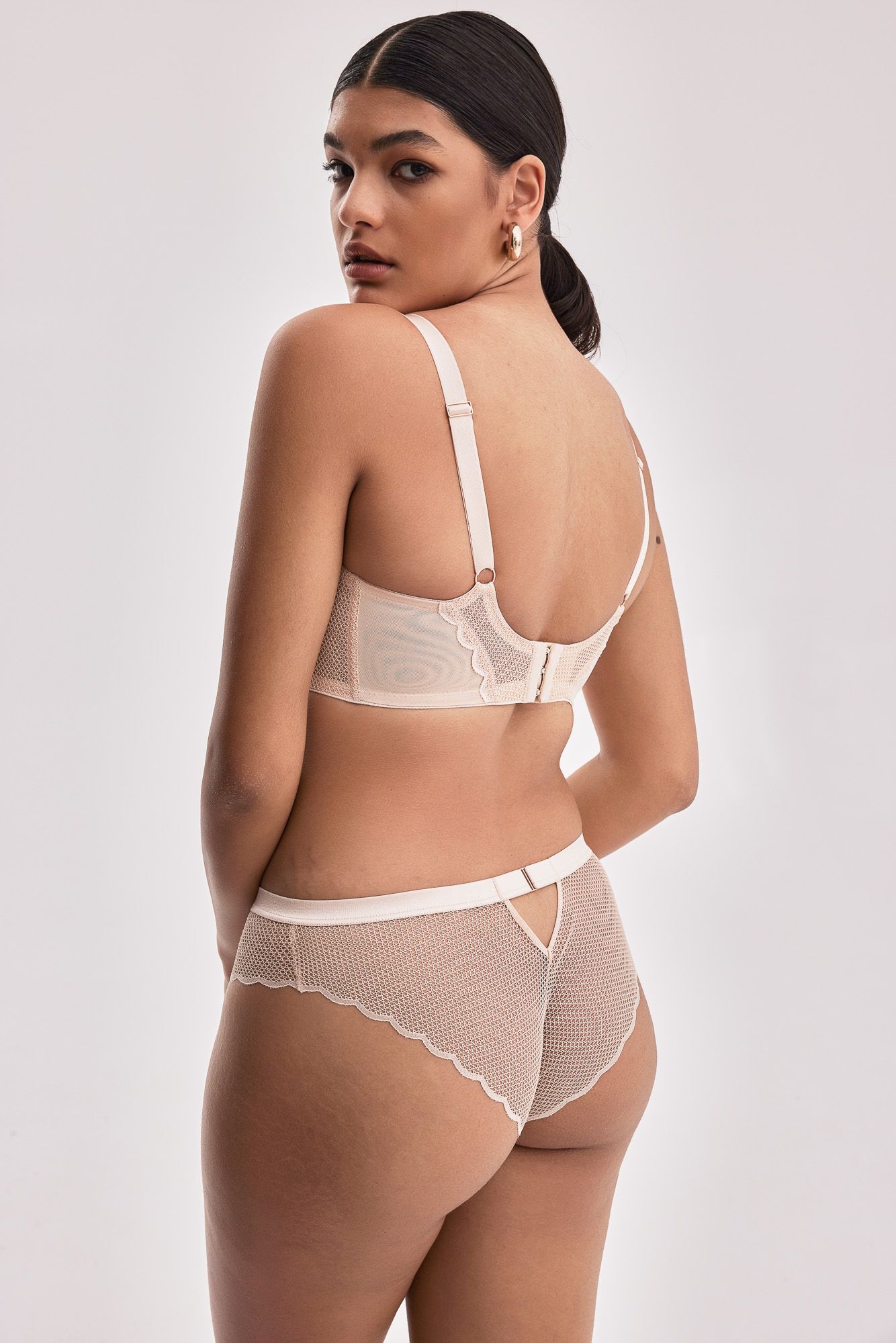 Телесный бюстгальтер Chita с чашками на тонком поролоне 3