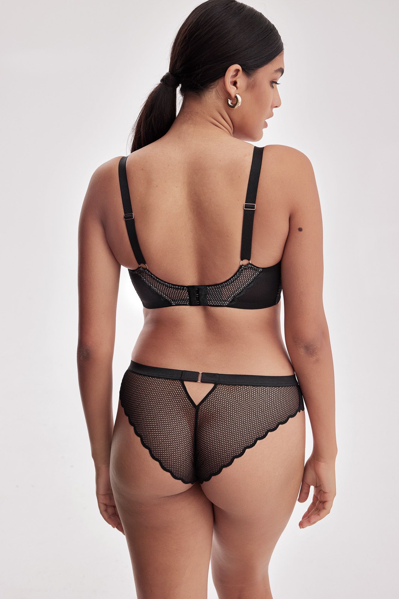 Черный бюстгальтер Chita на каркасах с чашками на тонком поролоне 3