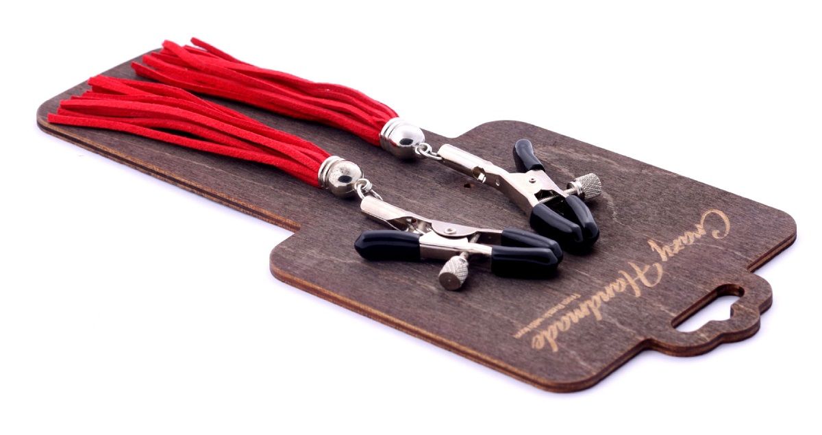 Металлические зажимы на соски с красными замшевыми кисточками 2