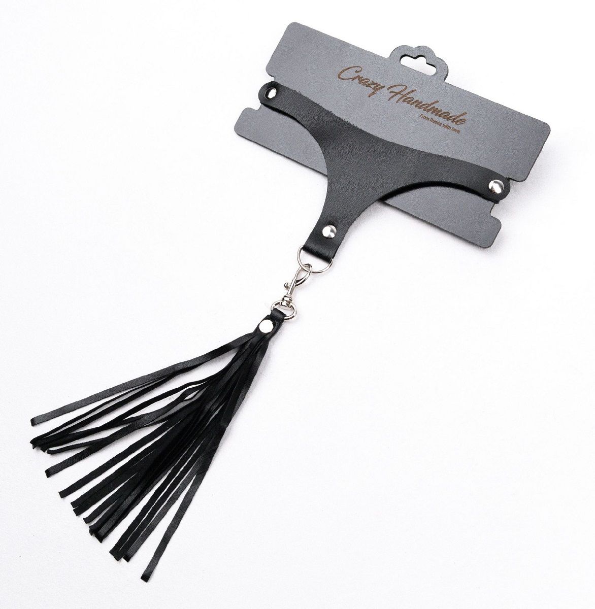 Черный чокер с кисточкой на карабине 1