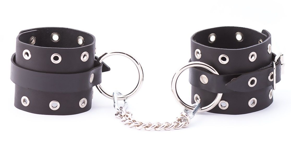 Черные кожаные оковы с люверсами 1