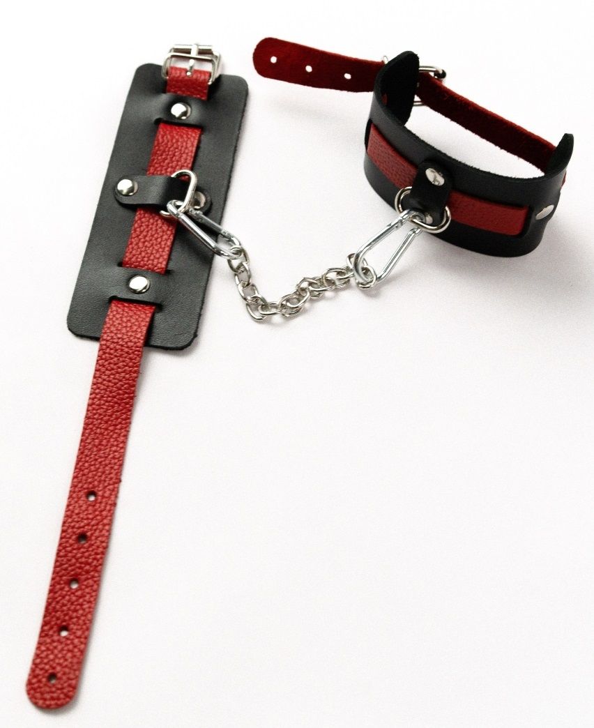 Черные оковы с красным декором и заклепками 1