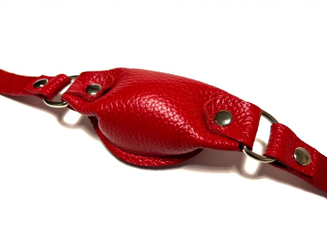 Красный кожаный кляп на ремешках с пряжкой 2