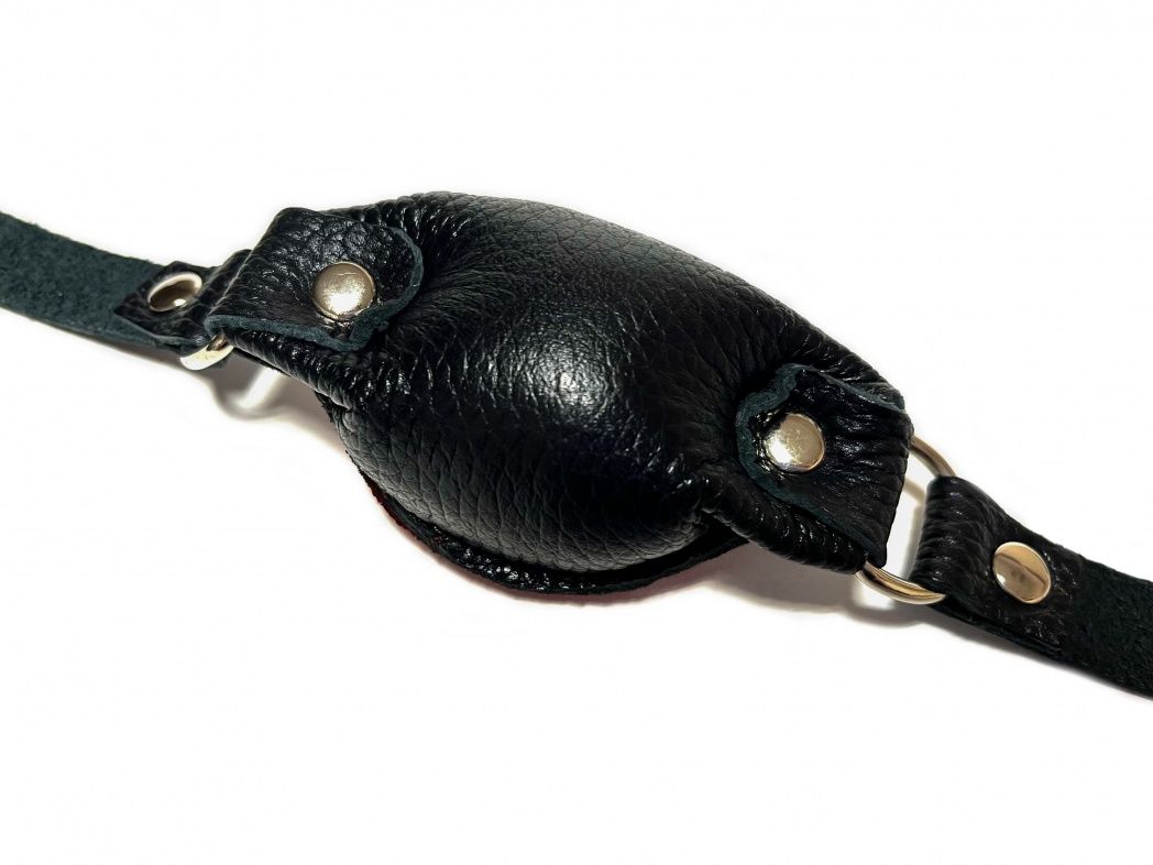 Красно-черный кожаный кляп на ремешках с пряжкой 2