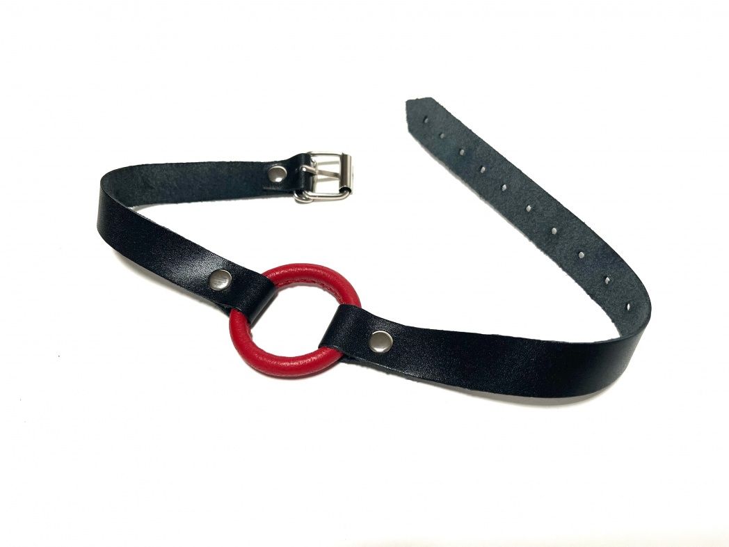 Красный кляп-кольцо на черных кожаных ремешках 1