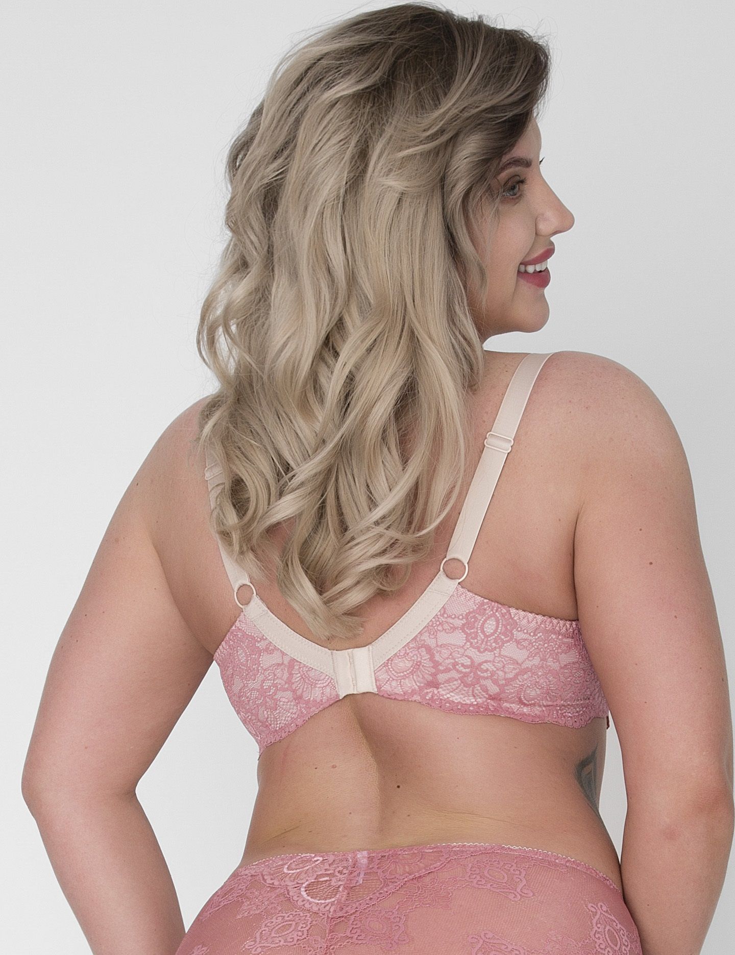 Бюстгальтер на косточках с мягкими гипюровыми чашками plus size 2