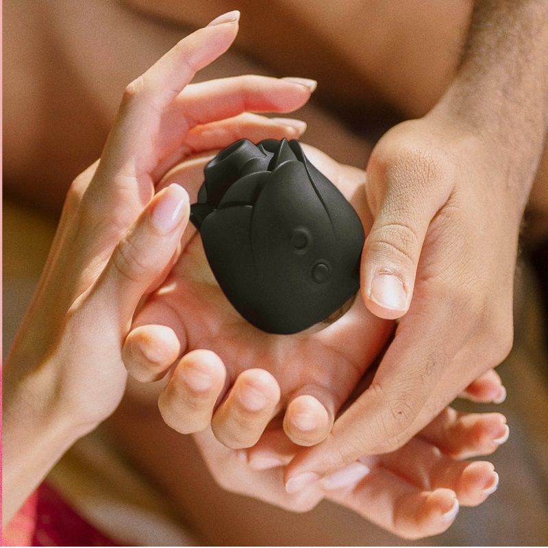Черный клиторальный стимулятор Black Rose Silicone Clitoral Suction 3