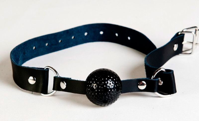 Чёрный пластиковый кляп-шар на кожаных ремешках 5