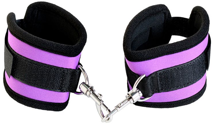 Наручники из неопрена фиолетового цвета 3