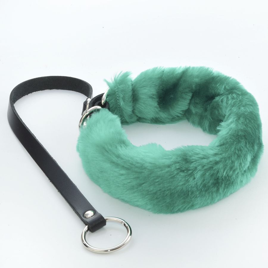 Зеленый меховой ошейник с кожаным поводком 1