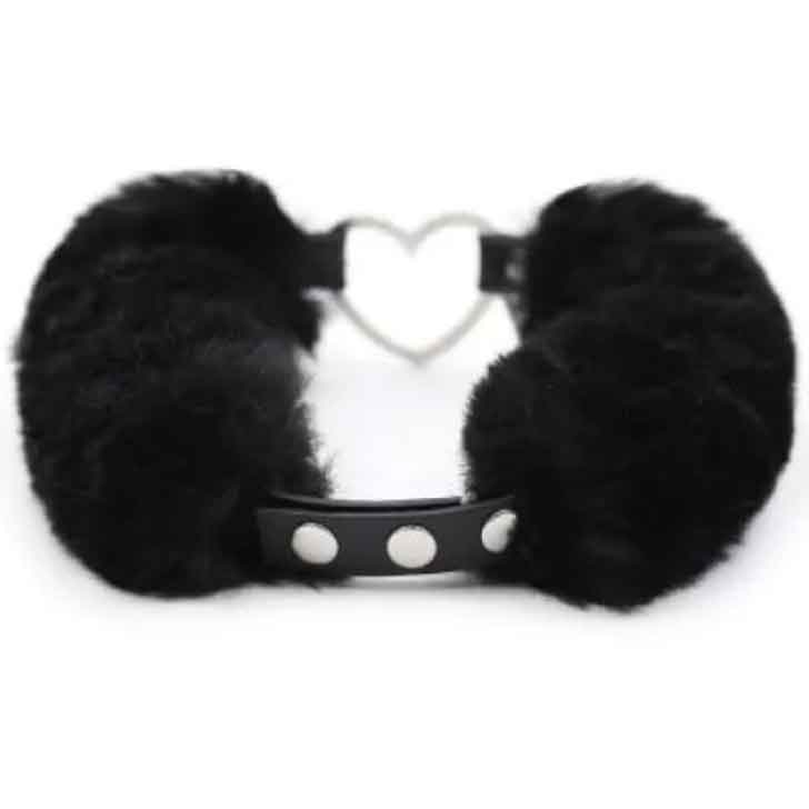Черный меховой ошейник с металлическим сердечком 2