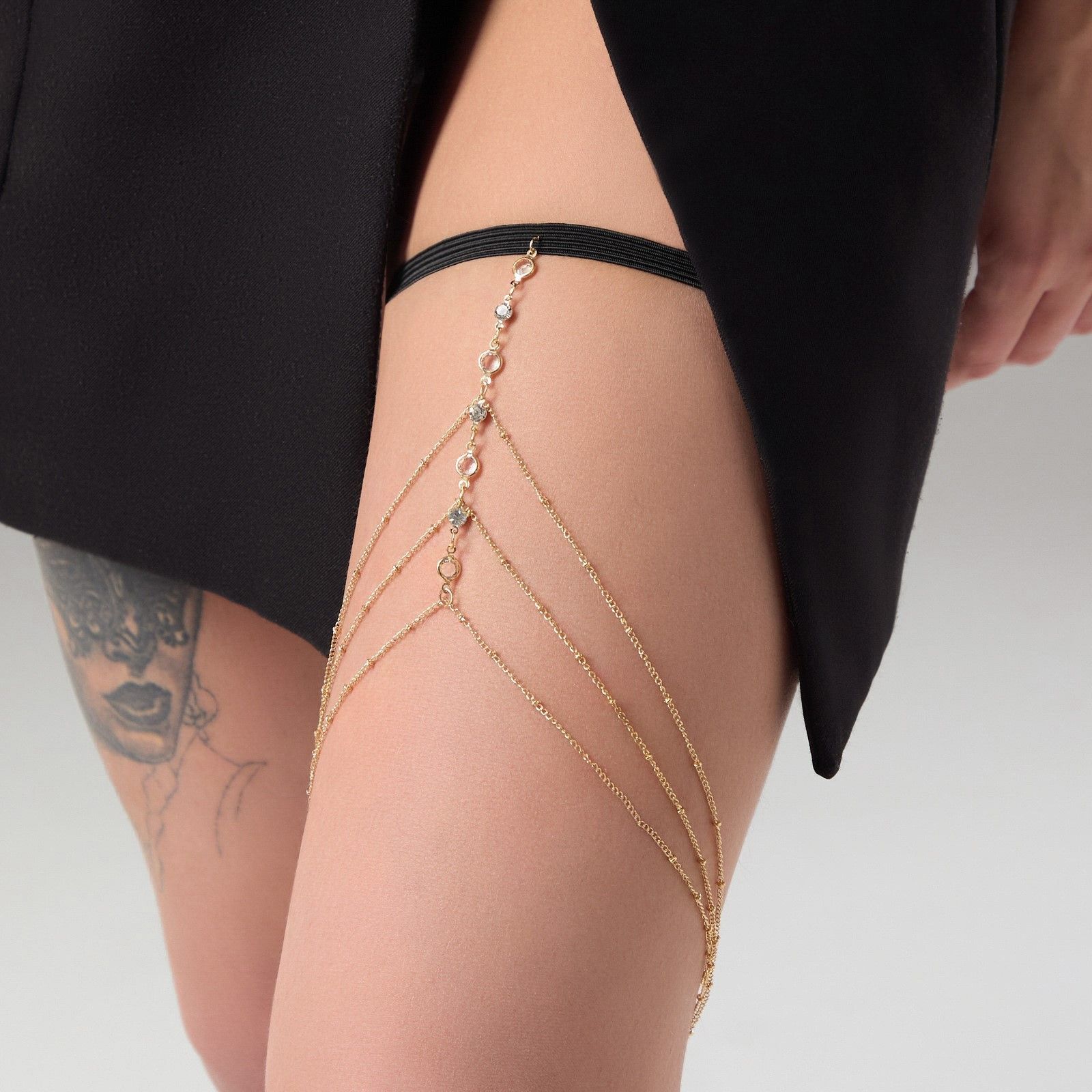 Золотистый аксессуар на бедро с оригинальным дизайном 2