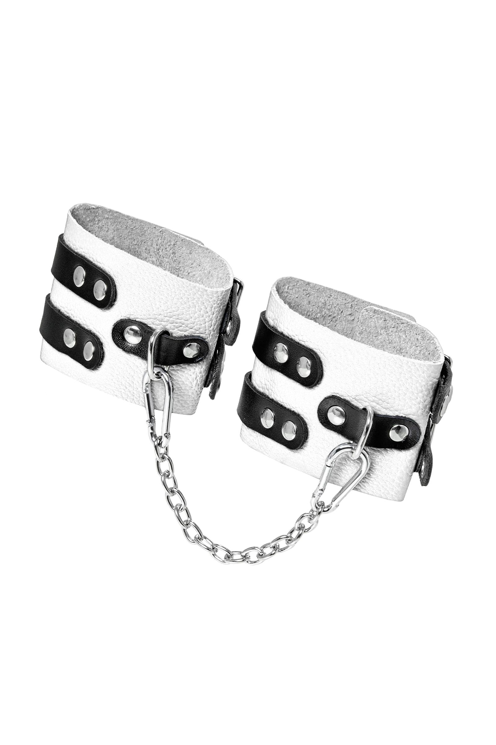 Бело-черные оковы с двумя ремешками и люверсами 5