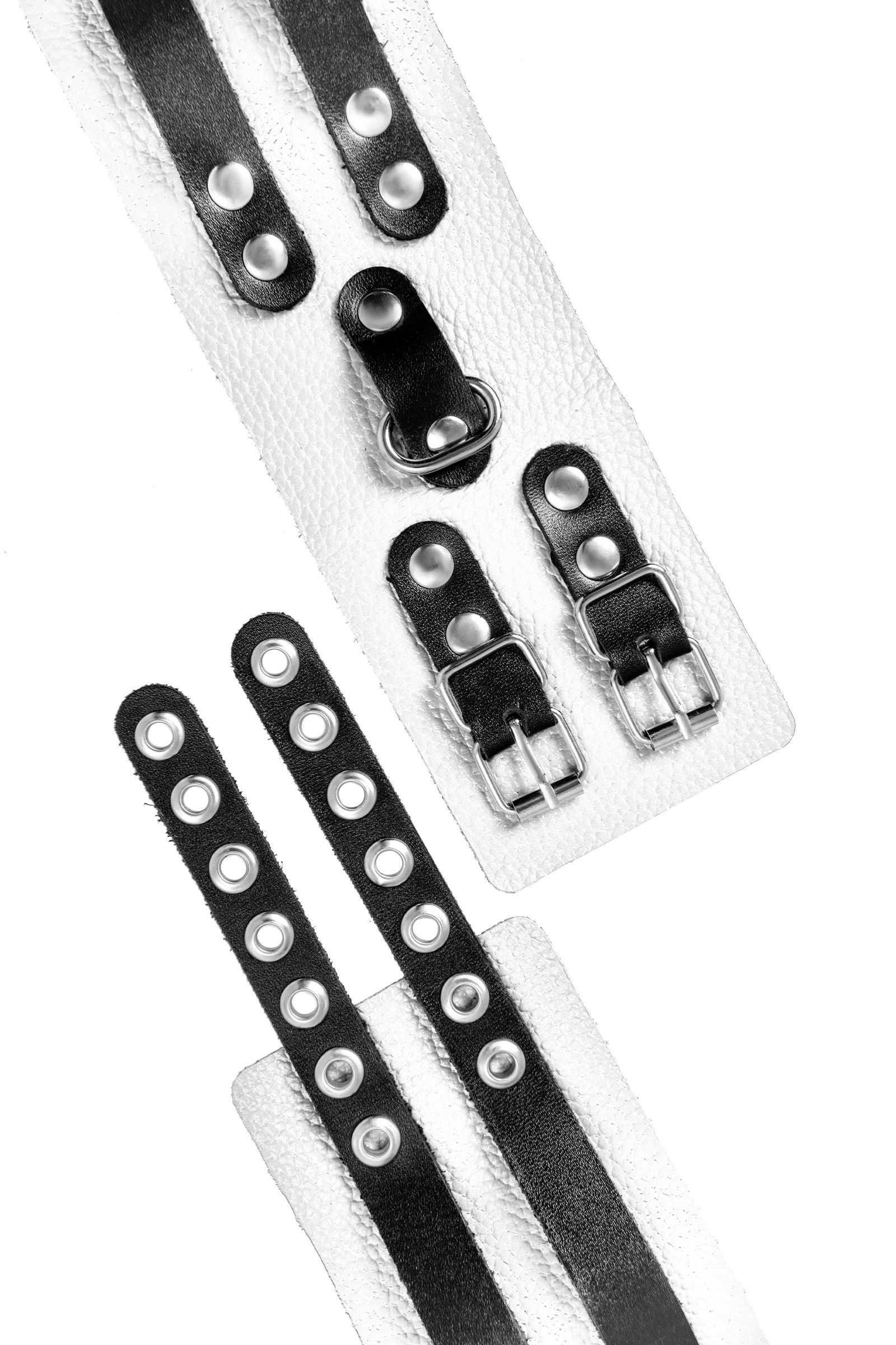 Бело-черные оковы с двумя ремешками и люверсами 7